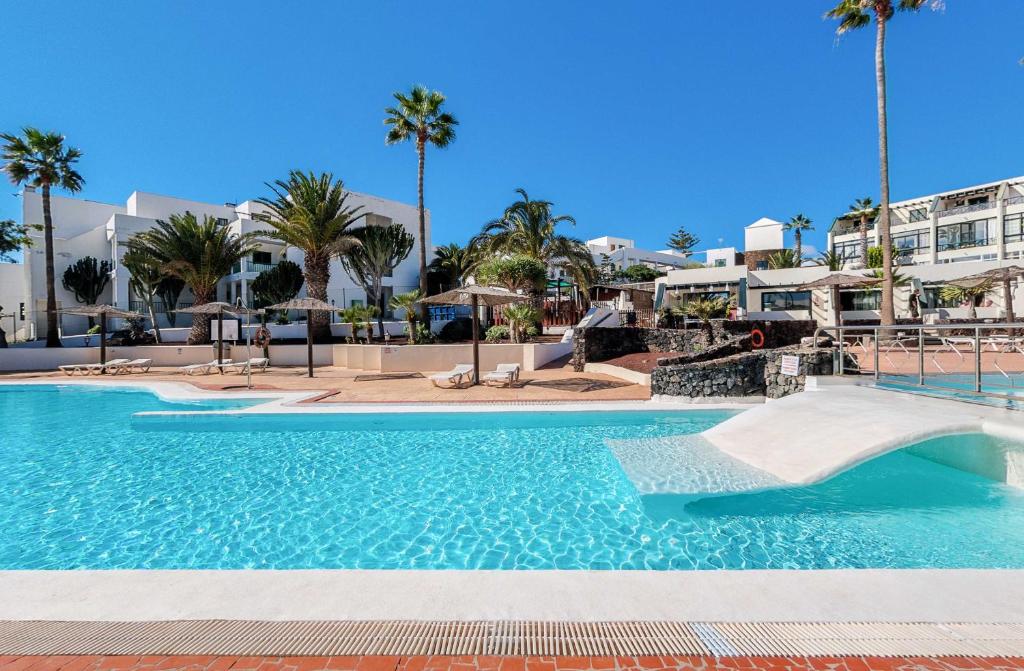 basen ze zjeżdżalnią w ośrodku w obiekcie Marisol Apartment Wifi Stunning Pool w Costa Teguise
