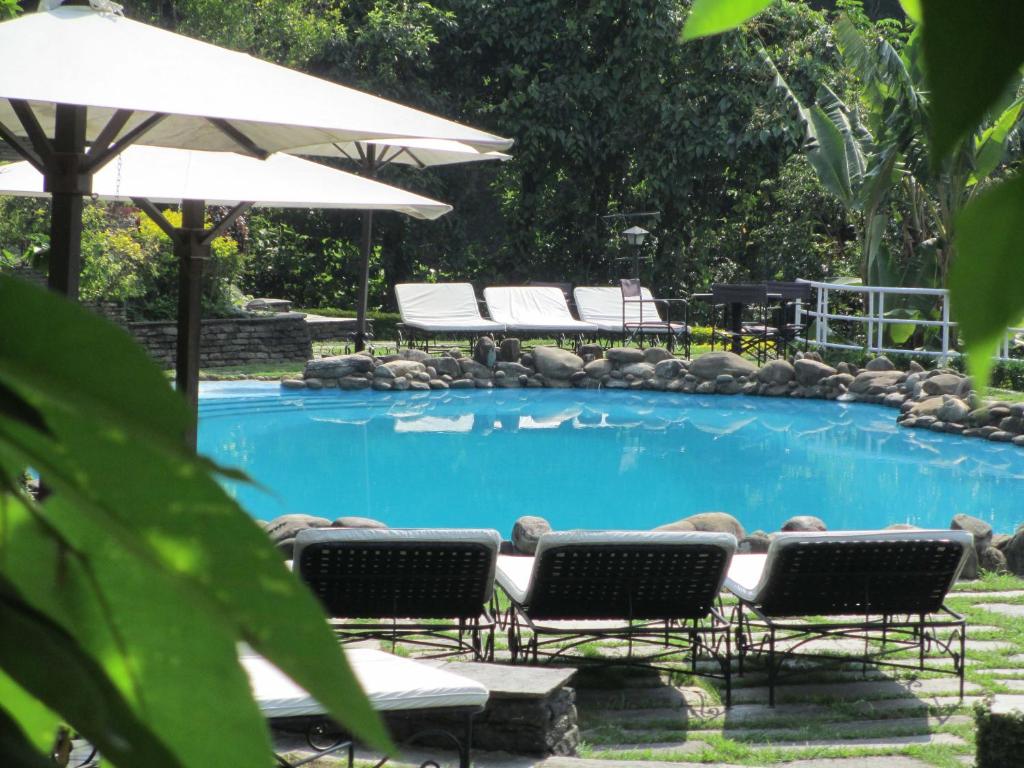 Bazén v ubytování The Begnas Lake Resort & Villas nebo v jeho okolí