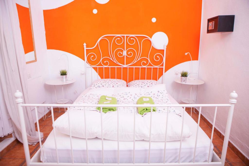 
a bed with a white bedspread and pillows at La Casa Mata Central in Málaga
