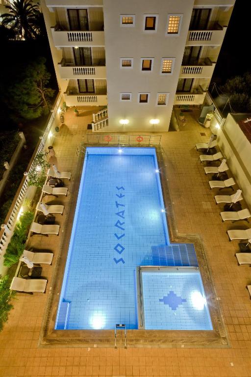 Bazén v ubytování Socrates Hotel Apartments nebo v jeho okolí