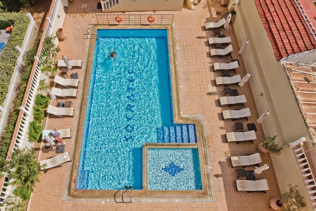 Bazén v ubytování Socrates Hotel Apartments nebo v jeho okolí