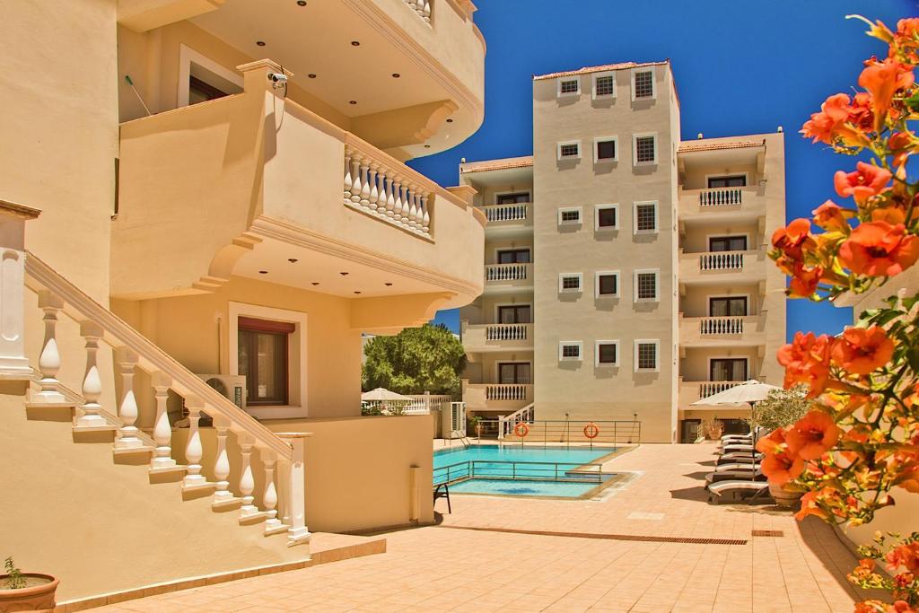 Bazén v ubytování Socrates Hotel Apartments nebo v jeho okolí