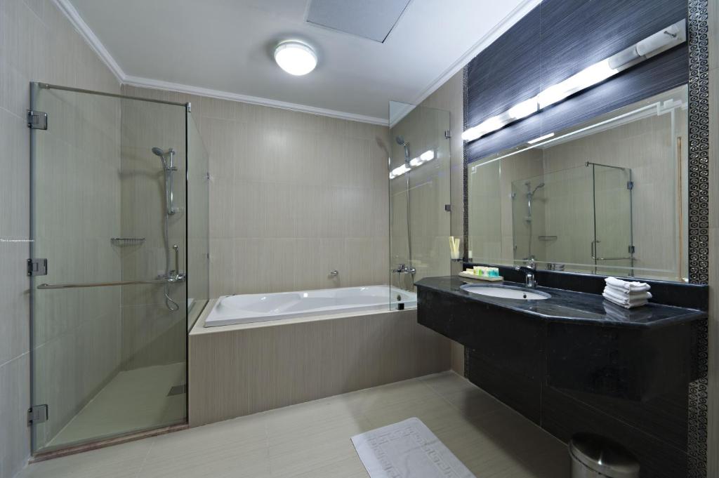 Magnum Hotel & Suites West Bay tesisinde bir banyo