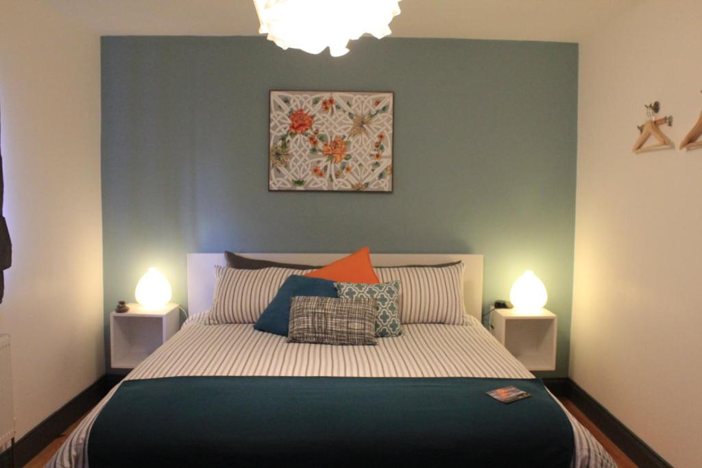 una camera con un grande letto con due lampade di Uisce Beatha House B&B a Portmagee