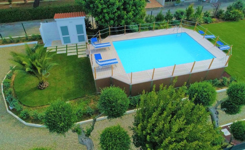 una vista aérea de una piscina en una casa en La Dimora Accommodation, en Bari