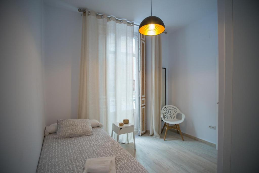 Posteľ alebo postele v izbe v ubytovaní Apartamentos Catedral