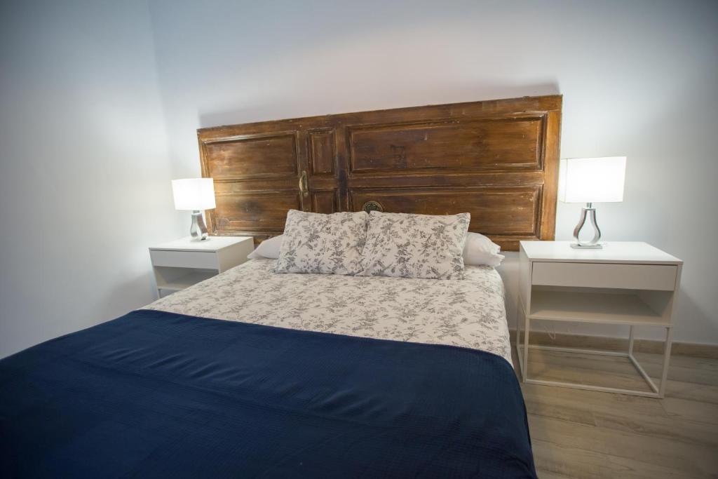Posteľ alebo postele v izbe v ubytovaní Apartamentos Catedral