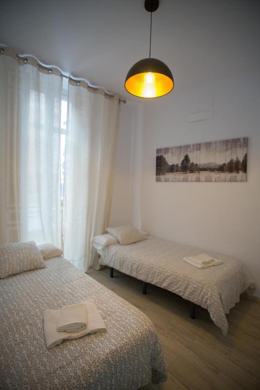 Posteľ alebo postele v izbe v ubytovaní Apartamentos Catedral