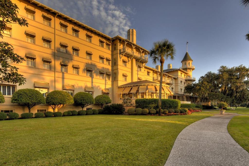 杰基尔岛Jekyll Island Club Resort的前面有草地的黄色大建筑