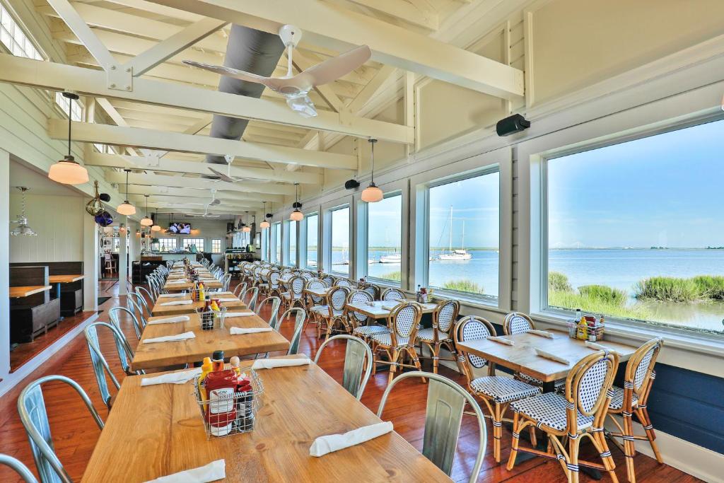 Jekyll Island Club Resort餐厅或其他用餐的地方