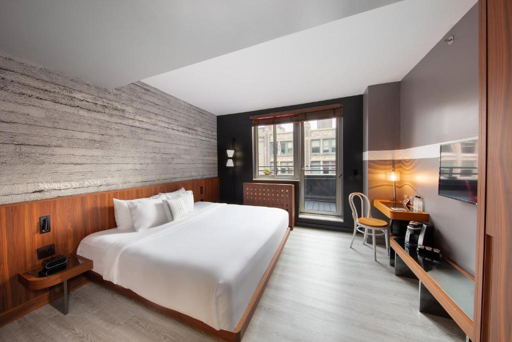 Säng eller sängar i ett rum på Hotel Henri NY