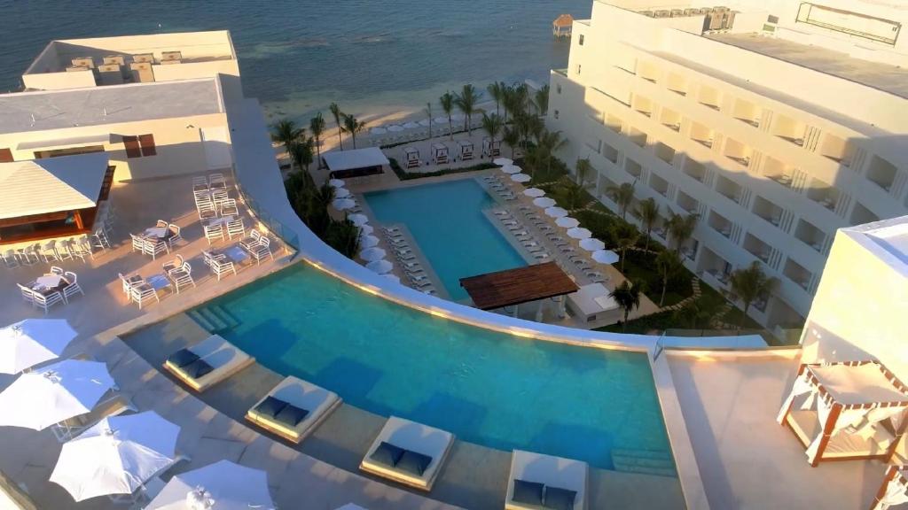 A piscina localizada em Izla Beach Front Hotel ou nos arredores