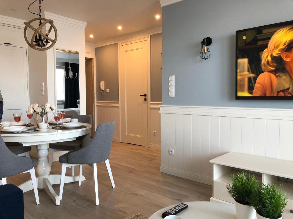 Televízia a/alebo spoločenská miestnosť v ubytovaní Apartament Bliżej Morza Premium I