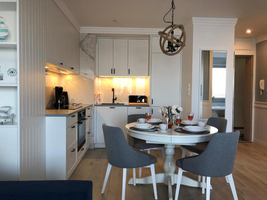 Kuchyňa alebo kuchynka v ubytovaní Apartament Bliżej Morza Premium I