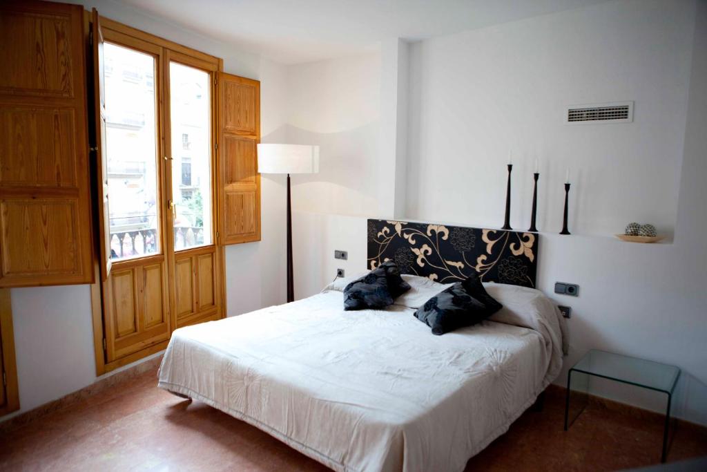 1 dormitorio con 1 cama blanca grande y ventana en Happy Apartments Valencia – Lope de Vega en Valencia