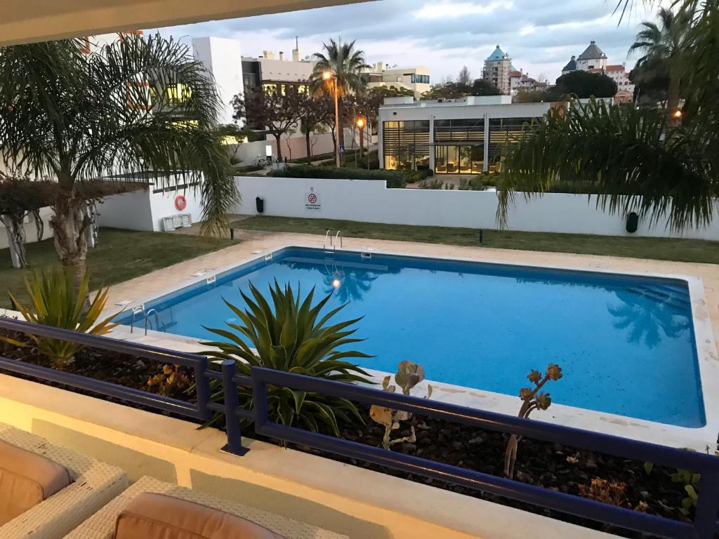ヴィラモウラにあるTimeless Vacations Vilamoura Marina Flat WIFI & Poolの大型屋根スイミングプール