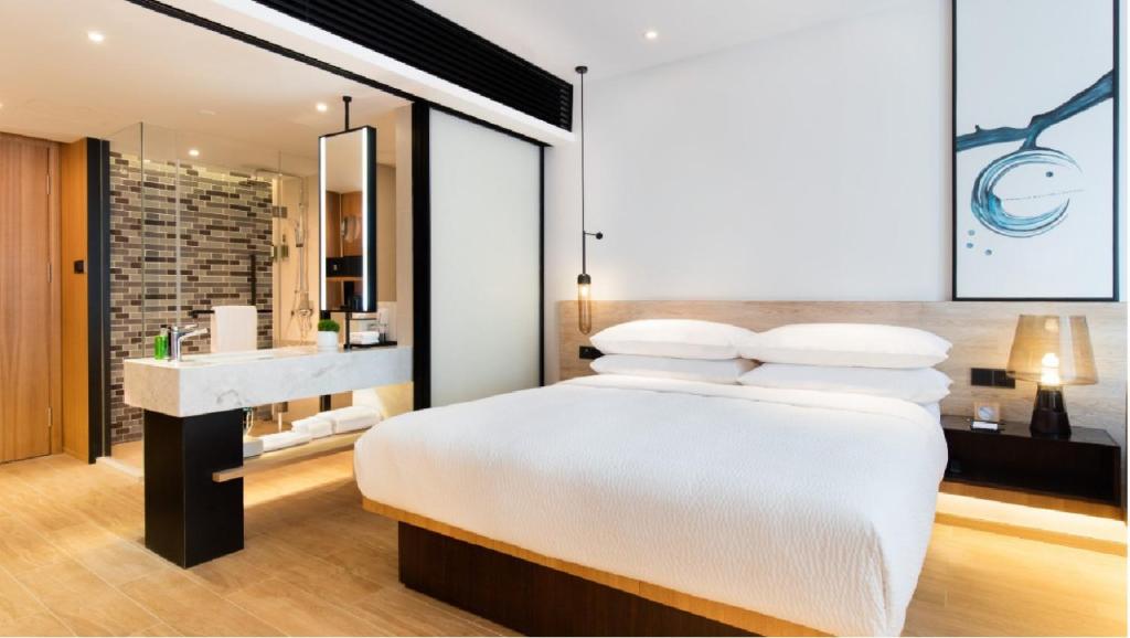 Postel nebo postele na pokoji v ubytování Fairfield by Marriott Guangzhou Tianhe Park