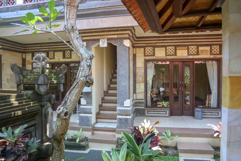 un edificio con una puerta y escaleras delante en Ubud Canti House, en Ubud