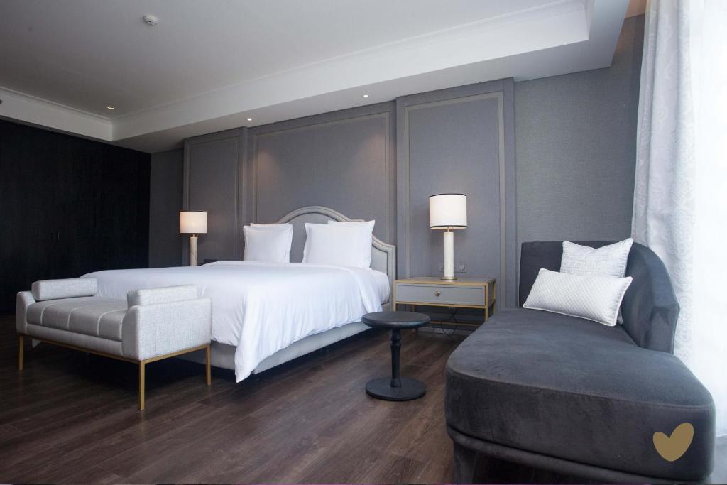 Postel nebo postele na pokoji v ubytování Goodrich Suites, Jakarta