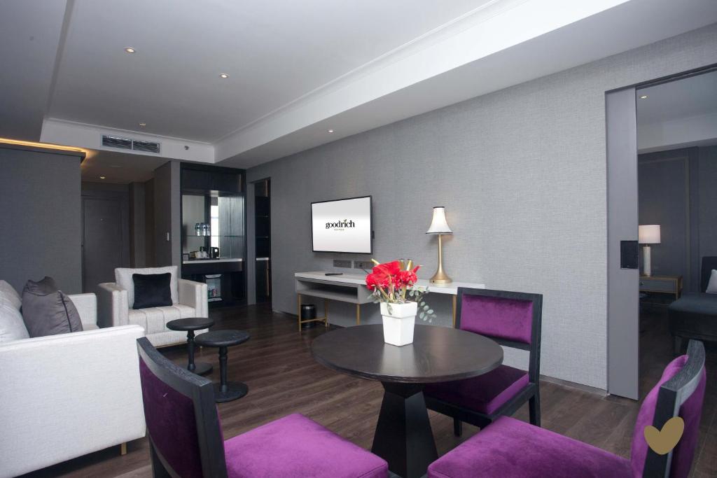 Posezení v ubytování Goodrich Suites, Jakarta