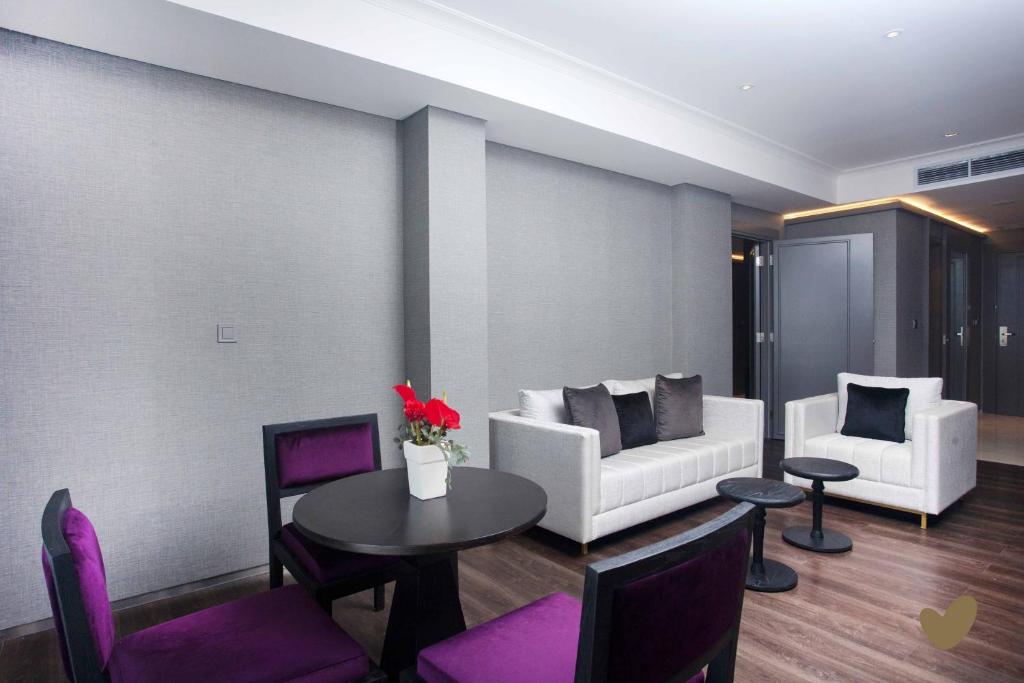 Posezení v ubytování Goodrich Suites, Jakarta