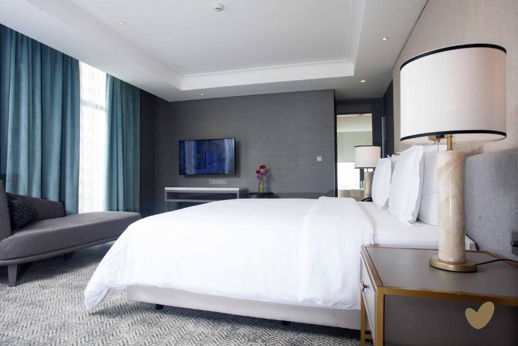 TV a/nebo společenská místnost v ubytování Goodrich Suites, Jakarta