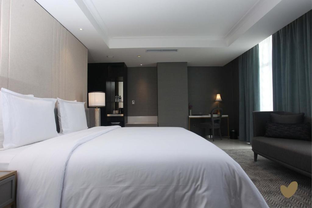 Postel nebo postele na pokoji v ubytování Goodrich Suites, Jakarta