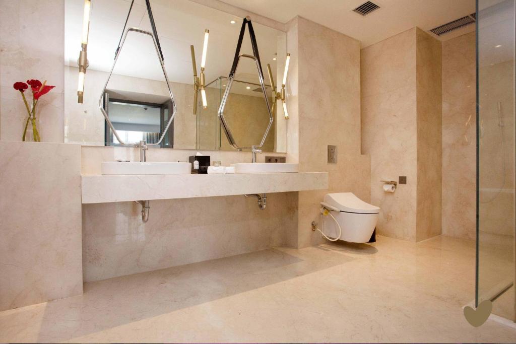 Koupelna v ubytování Goodrich Suites, Jakarta