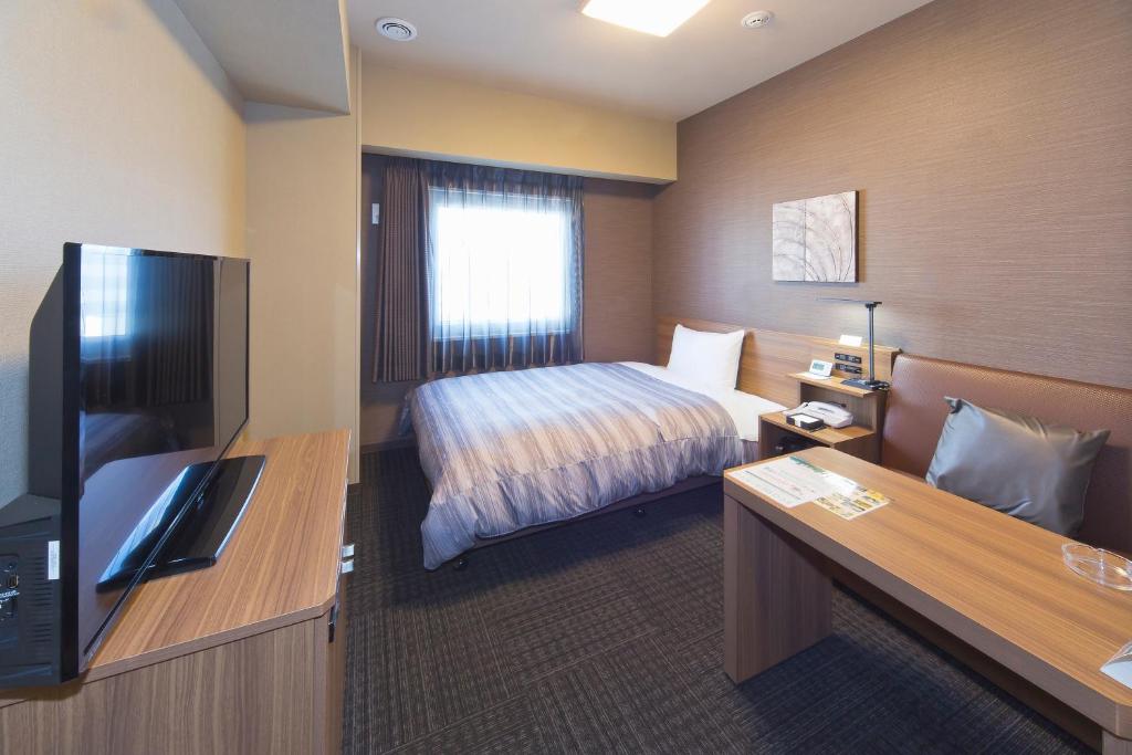 TV a/nebo společenská místnost v ubytování Hotel Route-inn Yamaguchi Yuda Onsen