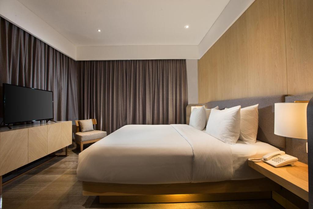 Postel nebo postele na pokoji v ubytování Hotel Santika Premiere Garut