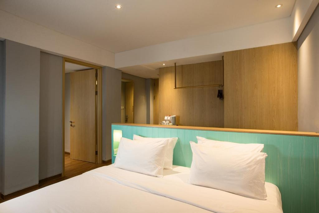 Postel nebo postele na pokoji v ubytování Hotel Santika Premiere Garut