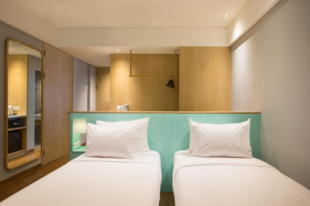 Postel nebo postele na pokoji v ubytování Hotel Santika Premiere Garut