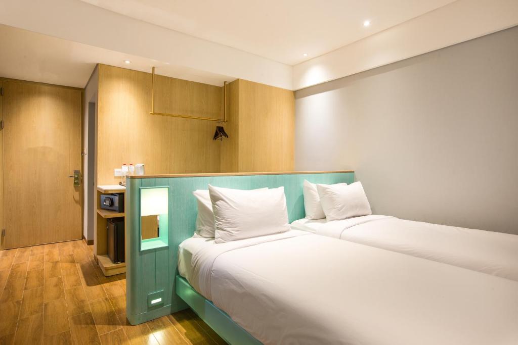 Postel nebo postele na pokoji v ubytování Hotel Santika Premiere Garut