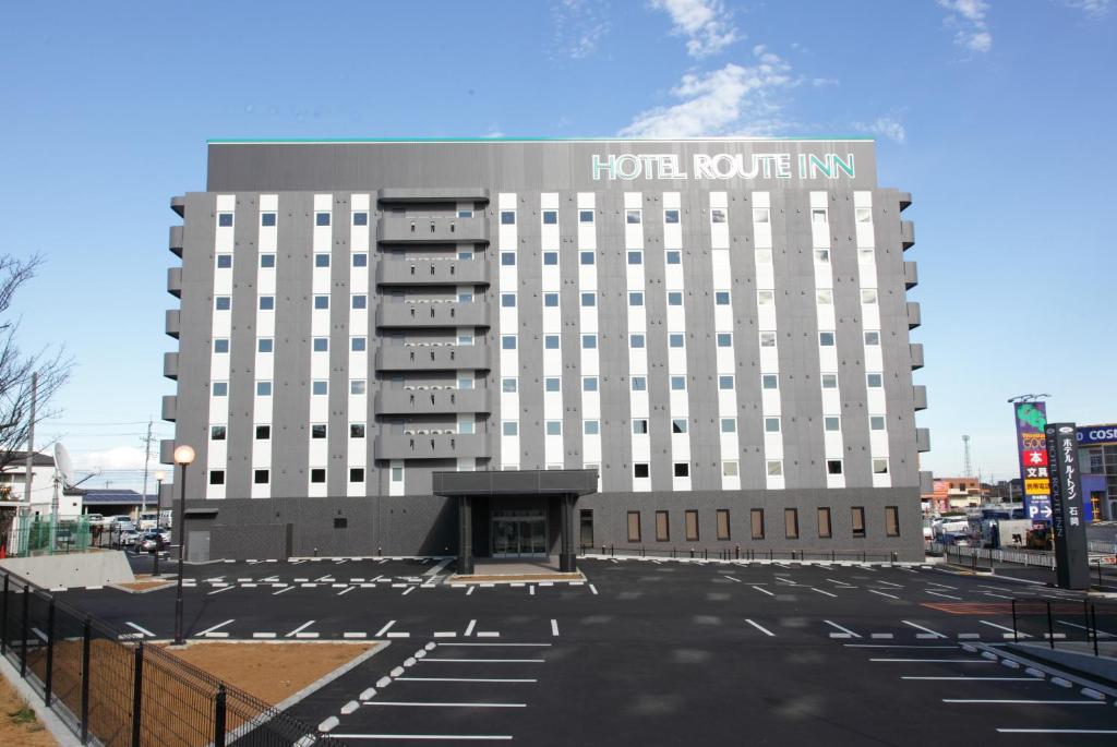 ein Hotelgebäude mit einem Schild darüber in der Unterkunft Hotel Route-Inn Ishioka in Ishioka