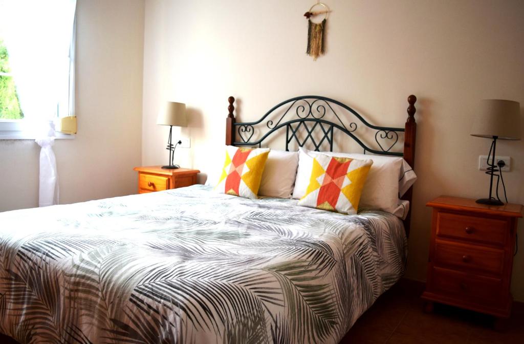 Un dormitorio con una cama grande con almohadas. en Buriana Beach, en Nerja