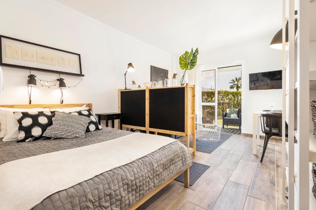 1 dormitorio con 1 cama y escritorio en una habitación en Modern Pool Apartment, Vilamoura en Quarteira