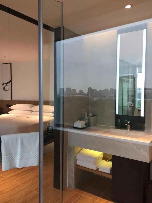 Postel nebo postele na pokoji v ubytování Fairfield by Marriott Guangzhou Tianhe Park