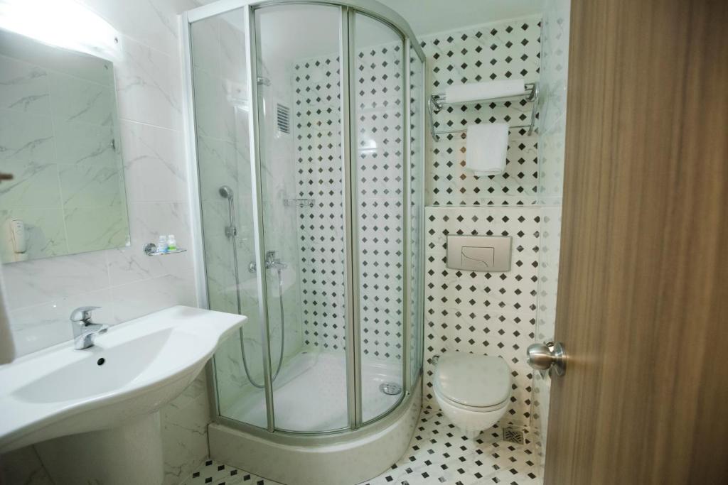 A bathroom at Piskin Hotel