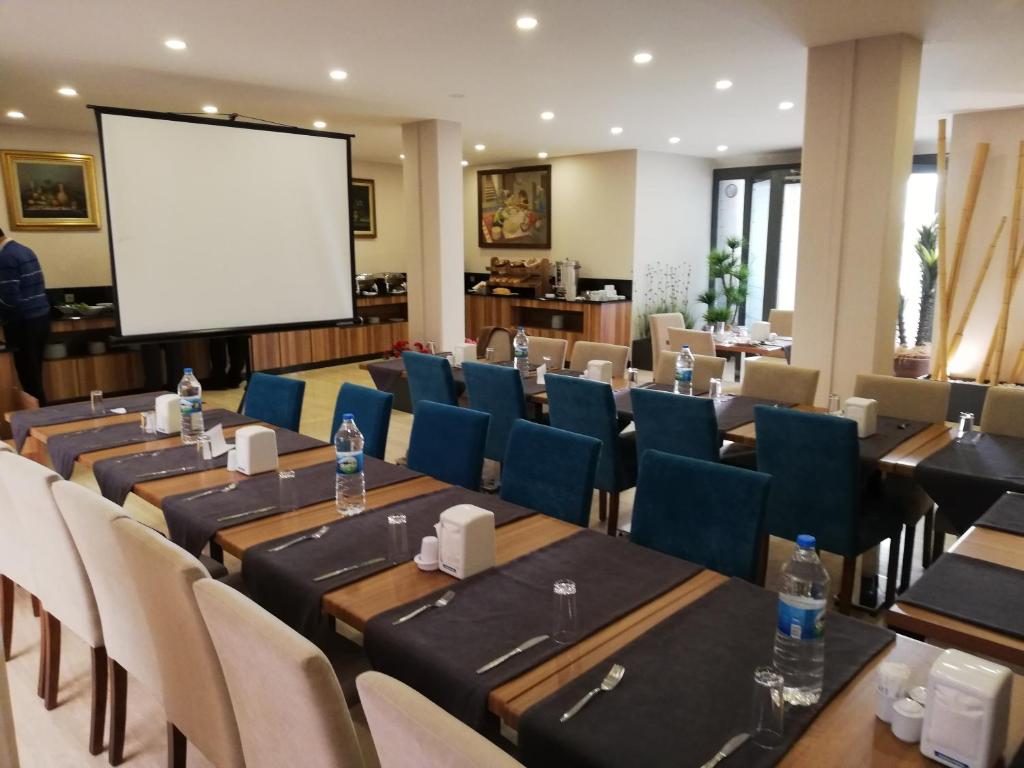 A seating area at Piskin Hotel