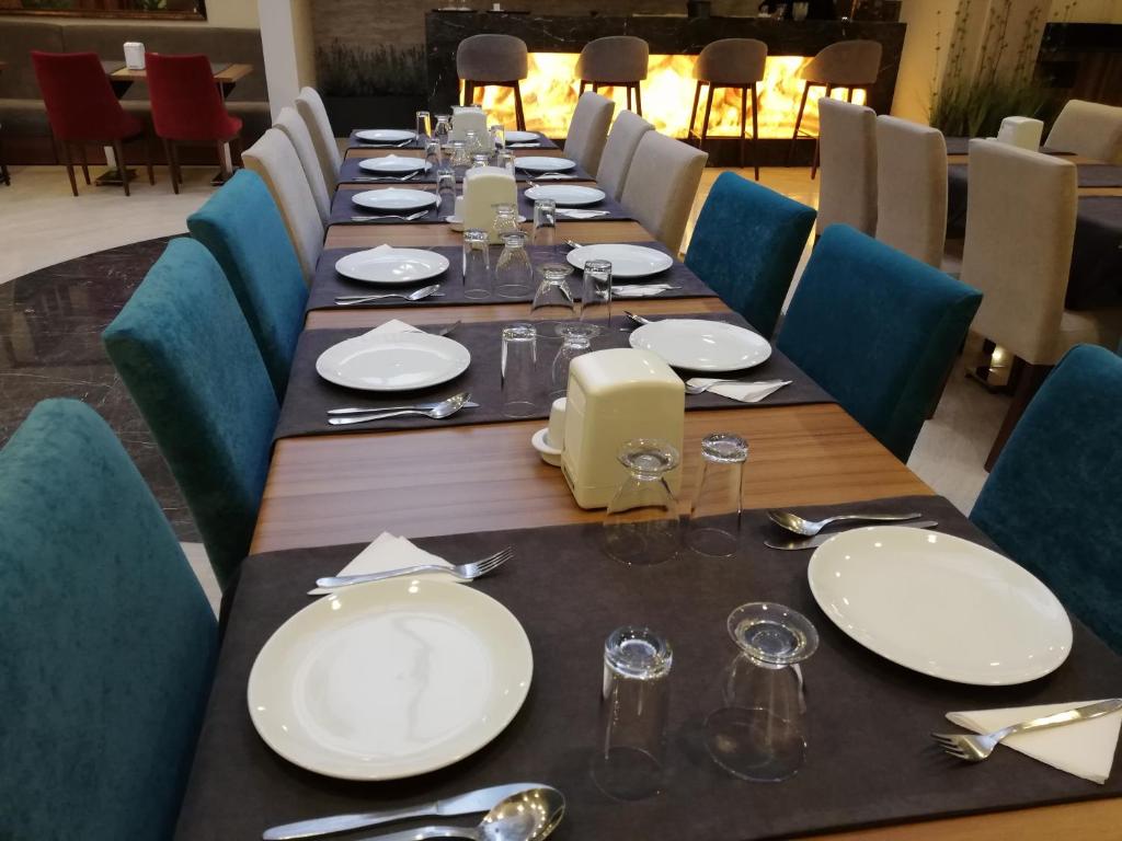 A seating area at Piskin Hotel