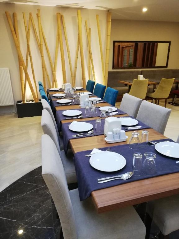A seating area at Piskin Hotel