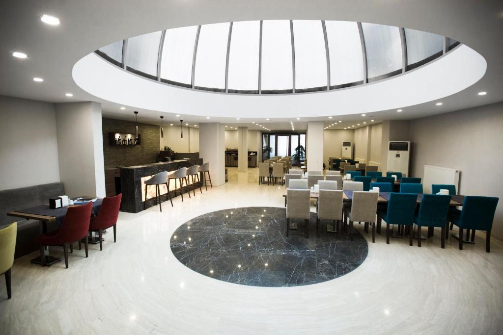A restaurant or other place to eat at Piskin Hotel