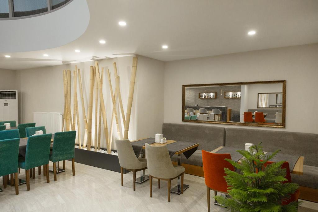 A seating area at Piskin Hotel
