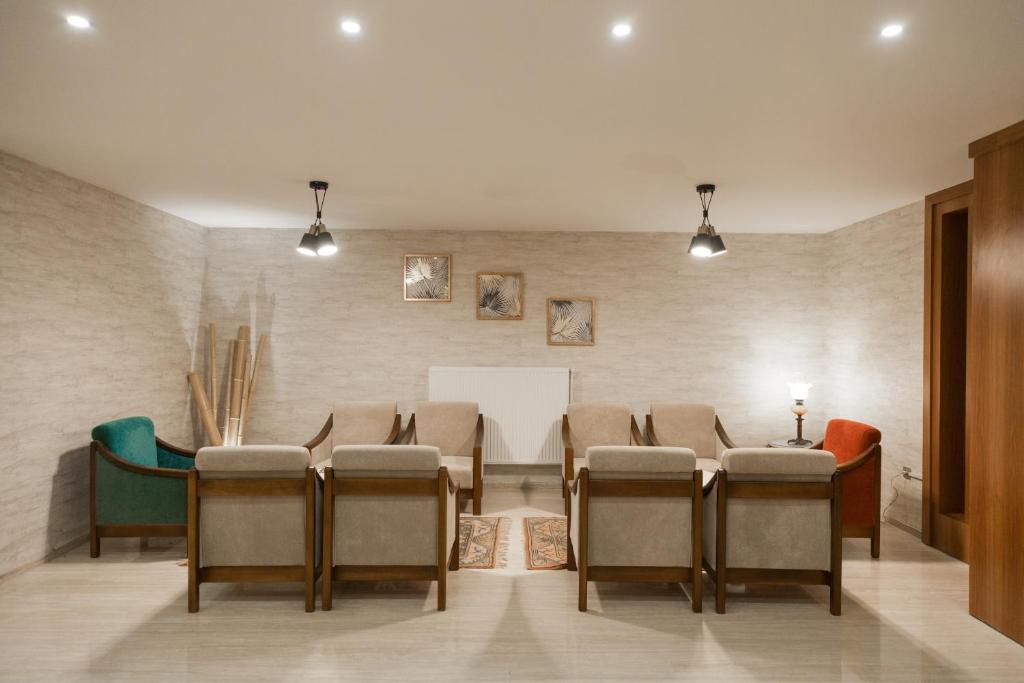 A seating area at Piskin Hotel