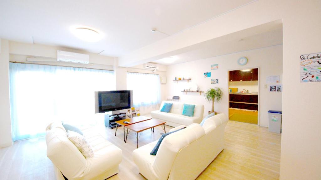 白濱的住宿－Shirahama White Beach House - Self Check-In Only，客厅配有2张白色沙发和1台电视