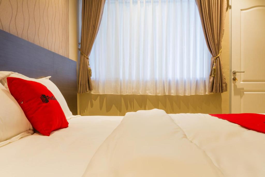 Postel nebo postele na pokoji v ubytování RedDoorz Plus @ Dipatiukur