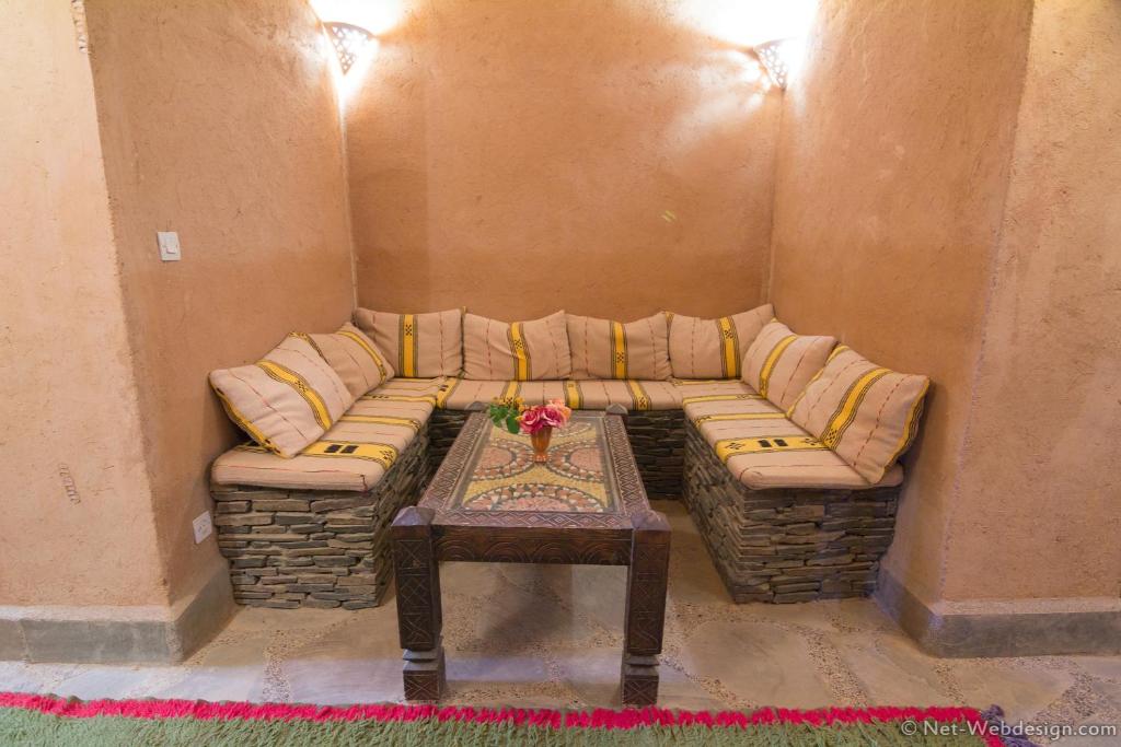 Posezení v ubytování Kasbah Imdoukal