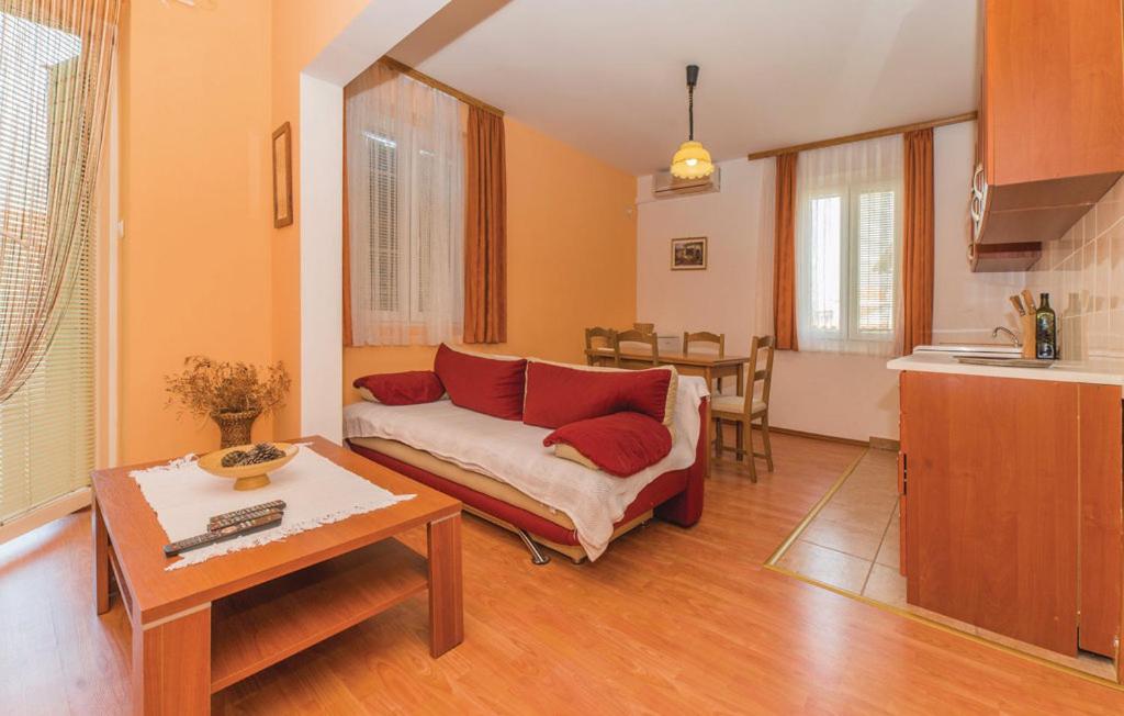 una sala de estar con un sofá y una mesa en Apartment DIANA - Great Location, Cosy 2 Bedroom, 2 Bathroom apt, en Kukljica