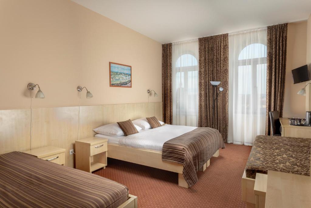 een hotelkamer met 2 bedden en een raam bij Prague Centre Plaza in Praag