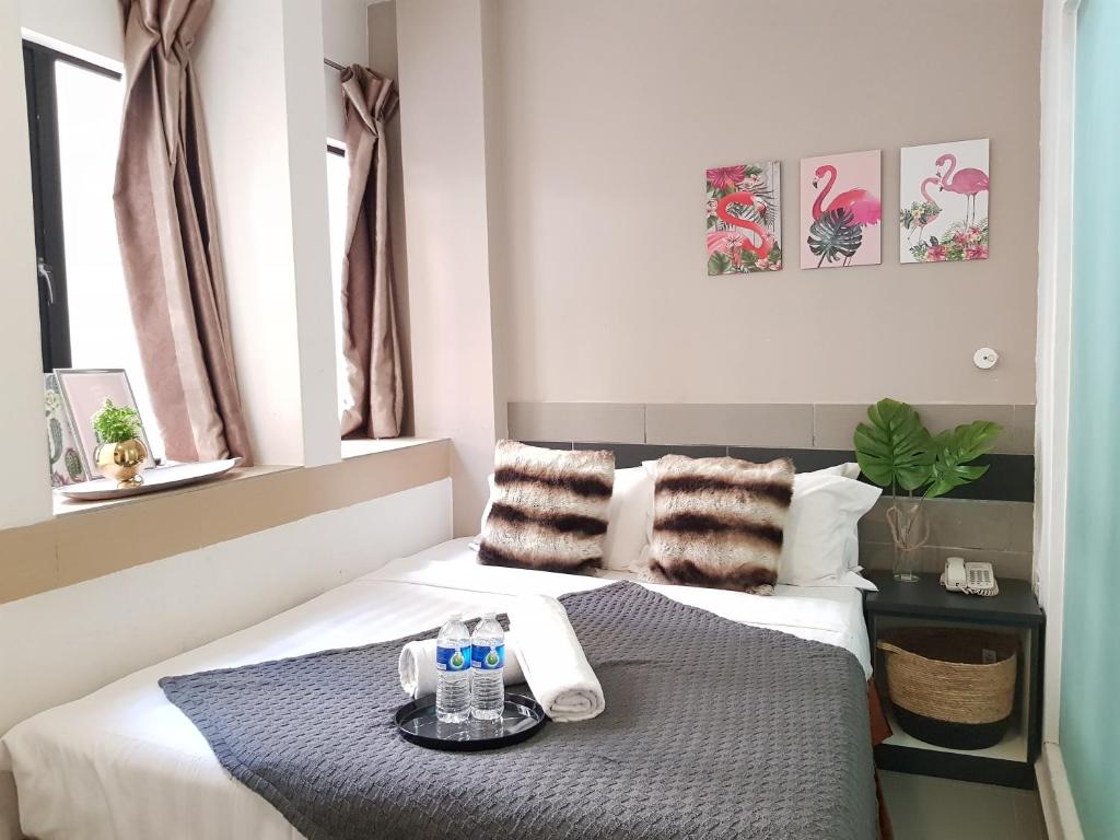 Una habitación de hotel con una cama con una bandeja. en Leo Leisure Hotel @ Central Market, en Kuala Lumpur